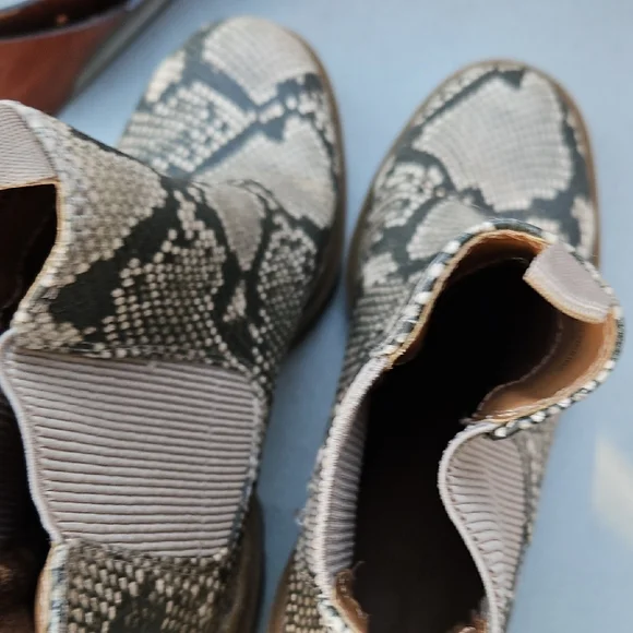 Chic Snakeskin Pattern Ankle Boots - Picture 5 of 8